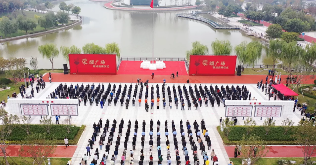 致敬城市榜樣，董事、總經(jīng)理?xiàng)畋鶚s登淄博榮耀廣場(chǎng)企業(yè)家光榮榜